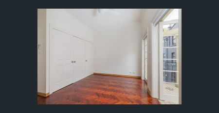 Three-storey townhouse with lock-up garage - Photo 4