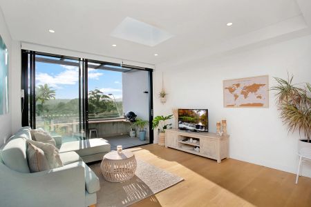 Light-Filled Lifestyle Apartment in a Prime Coastal Location - Photo 3