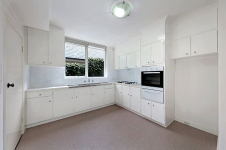 3/12 Woorigoleen Rd, Toorak - Photo 3