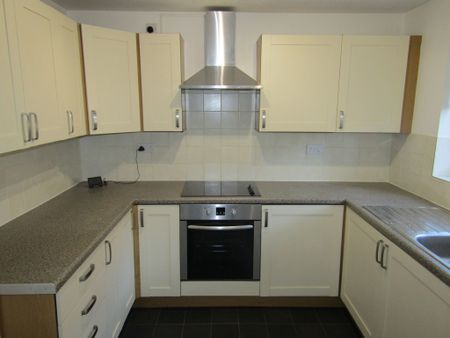 3 bed House - To Let - Photo 2