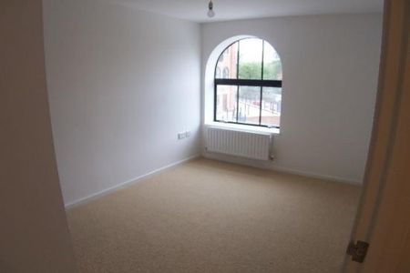 Modern 2 Bed Duplex Ground Floor Flat To Let Overlooking River with Dedicated Parking Space - Photo 4