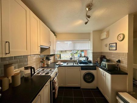 2 bedroom semi-detached house to rent - Photo 4