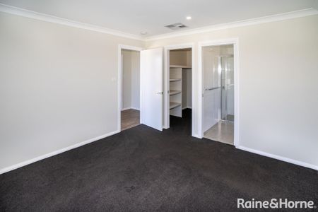 MODERN PROEPRTY IN STUNNING SUBURB - Photo 2