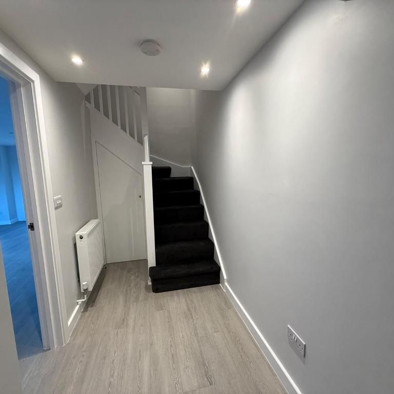 4 bedroom end of terrace house to rent - Photo 1