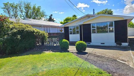 Warm, modern & spacious – your new Lansdowne home - Photo 2