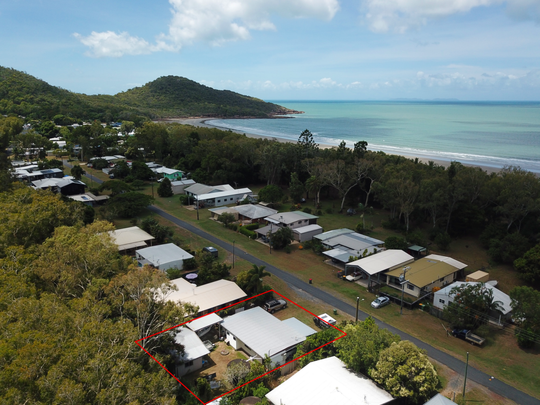 4 BEDROOM FAMILY HOME IN BALL BAY - Photo 1