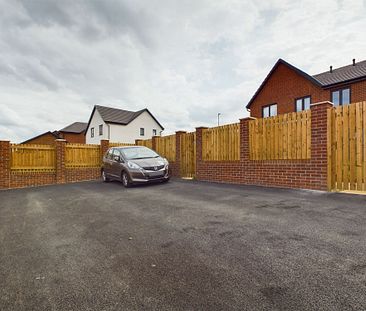 3 bedroom Terraced House to rent - Photo 2