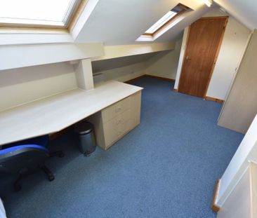 6 bedroom Flat in Otley Road, Leeds - Photo 4