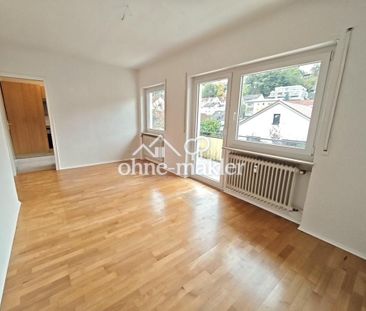 Renovierte 4-Zimmer-Wohnung mit Balkon, Stellplatz und Einbauküche ... - Foto 1