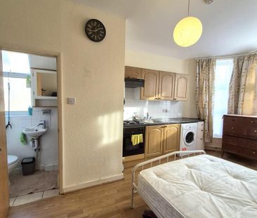 Studio to rent - Photo 1