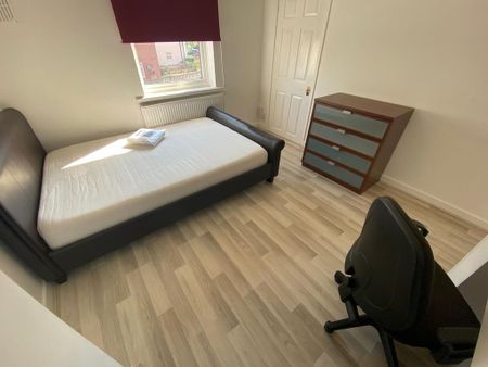 4 bedroom semi-detached house to rent - Photo 5