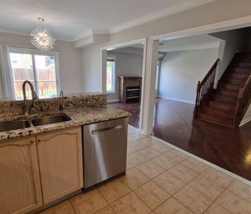 For Lease - 118 Flagstone Way, Newmarket, Ontario - Photo 2