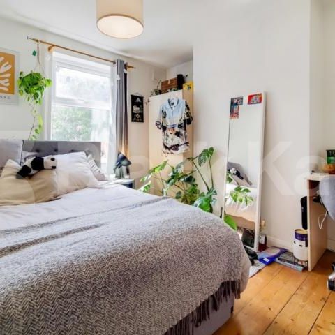 3 bedroom house close to zone 2 station with easy access to central London - Photo 1