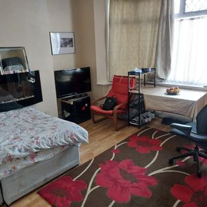 Room in a Shared House, Highcroft, NW9 - Photo 3