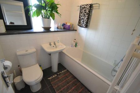 4 bedroom detached house to rent - Photo 5