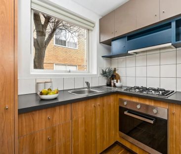 Charming Boutique Apartment with Private Courtyard Appeal - Photo 5