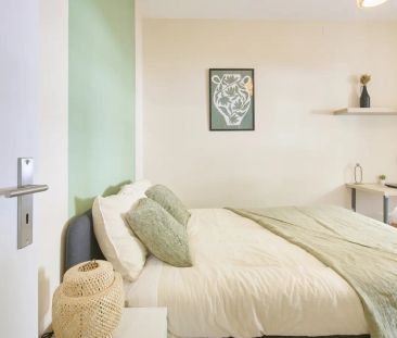 Room for rent in shared 9-bedroom apartment in Lisbon - Photo 1