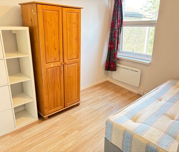 Room in a Shared Flat, Very Near Chiswick High Road Area, W4 - Photo 1