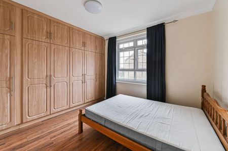 3 bedroom flat to rent - Photo 4