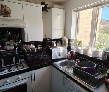 Two Bedroom House with Garden and Off-Road Parking for Two Cars, Go... - Photo 1