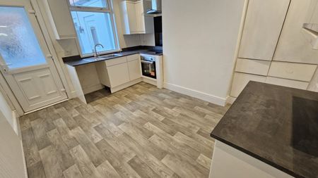 2 bed Terraced - To Let - Photo 4