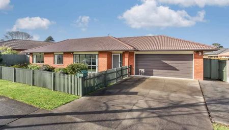 Charming 3BR Home with Garden in Papakura - Photo 2