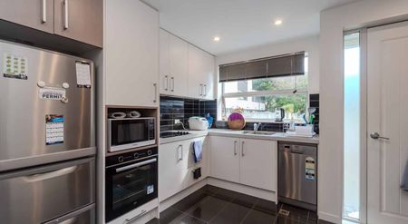 Fully Furnished Modern Townhouse - Photo 3
