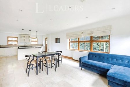 4 bedroom detached house to rent - Photo 3