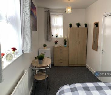 1 bedroom in a house share to rent - Photo 3