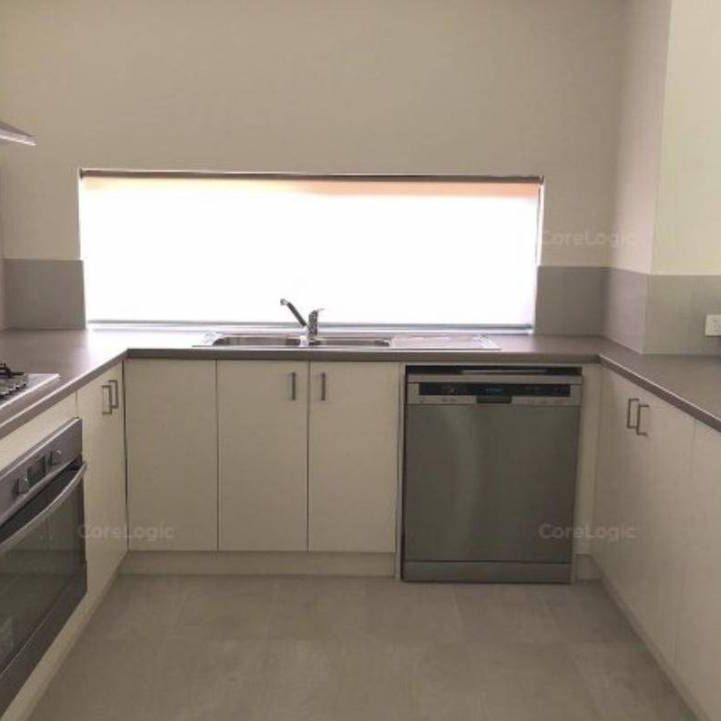 3x2 unit close to everything! - Photo 1