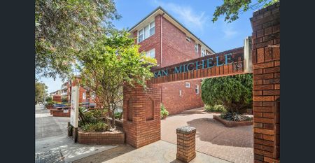 Freshly Updated Apartment in a Prime Coastal Location - Photo 5