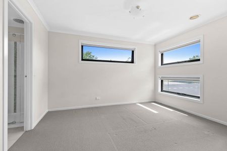 Immaculate Four-Bedroom Home in Prime Lyndhurst Location! - Photo 3