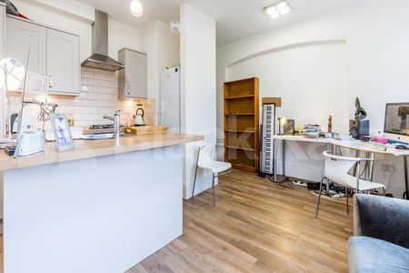 Modern 2 double bedroom property with open plan lounge with breakfast bar island - Photo 4