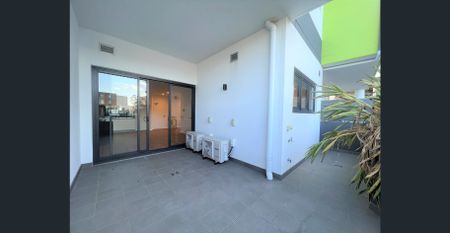 Ground floor unit with backyard - Photo 3