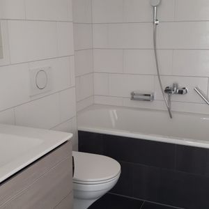 Moderne und helle 4.5-Zimmerwohnung an zentraler Lage - Photo 2