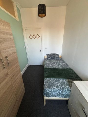 Room in a Shared Flat, Clubhouse, NW10 - Photo 3