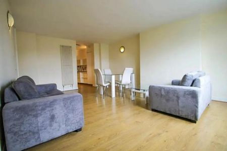 2 bed 2 bath in the city and close to Barbican Station - Photo 2