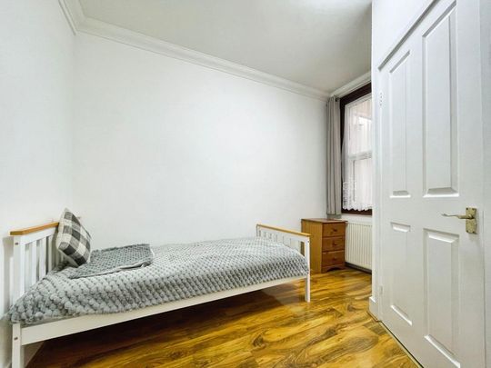 1 bedroom in a house share to rent - Photo 1