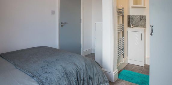 1 bedroom in a house share to rent - Photo 2