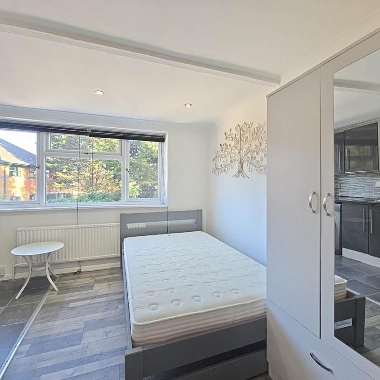 Studio to rent - Photo 1