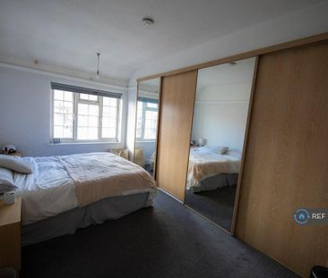 1 bedroom in a flat share to rent - Photo 2