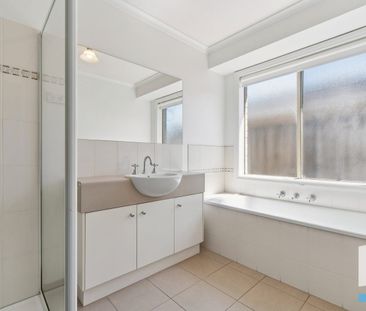 Beautifully Maintained Family Home - Photo 6