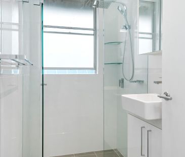 Modern 1 bedroom in the heart of Manly - Photo 4