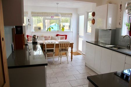 Spacious Garden Maisonette **Partial Bills Included** available TO LET in Lewes Road, Brighton - Photo 5