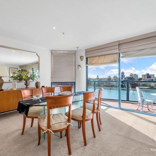 Two-bedroom pet-friendly gem in Macleay Tower - Photo 1