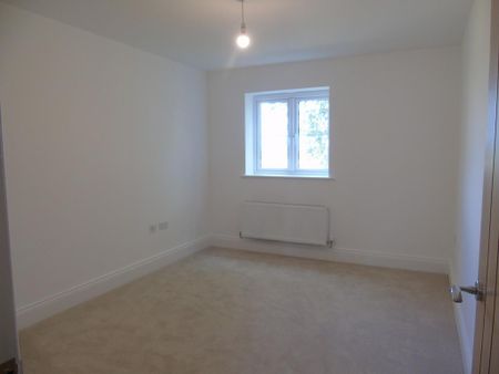 4 bedroom semi-detached house to rent - Photo 4