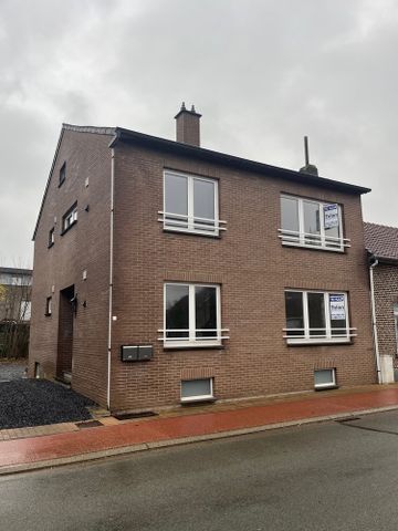 Gezellig en mooi gerenoveerd appartement met 2 slaapkamers en privé-garage op toplocatie in Dilsen-stokkem. - Photo 2