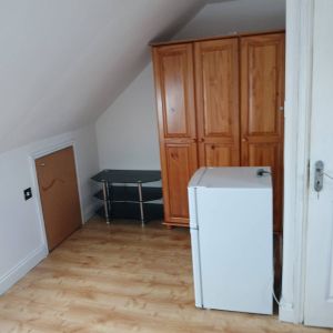Loft room to let for single female only- Ilford - Photo 2