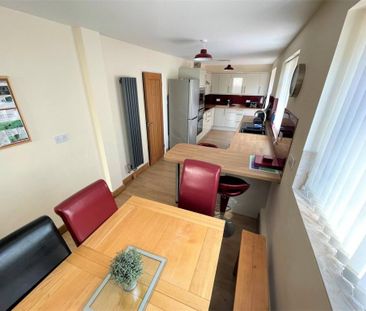 4 bedroom semi-detached house to rent - Photo 6