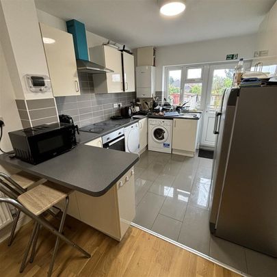 5 BED House share To rent - Photo 1